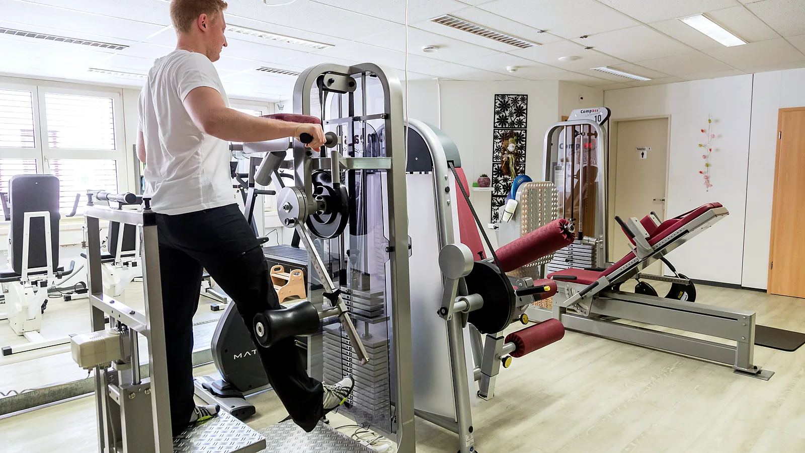 Trainingsfläche der MTT Weinfelden mit Kraftgeräten und einem trainierenden Mann